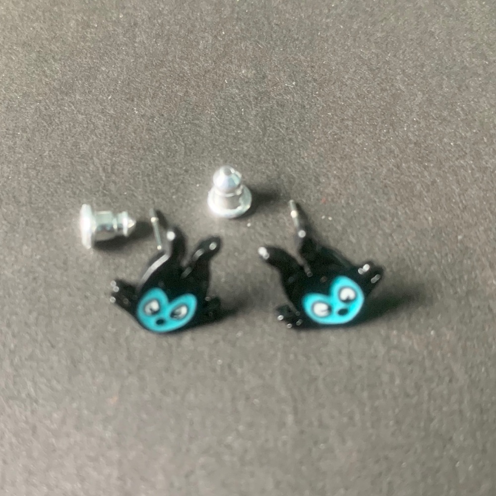🍭2/$20🍭 Disney’s Maleficent Earrings - Picture 5 of 6